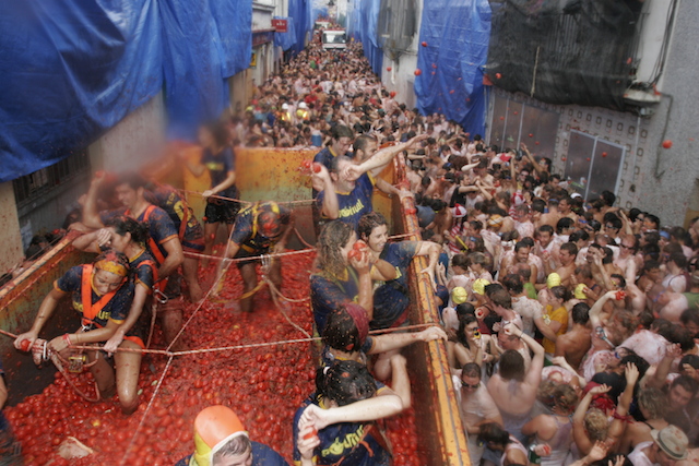 西班牙番茄大战（La Tomatina），群众在街头狂欢。这种以“玩耍”为由的浪费在中国社会公德里是被绝对禁止的。图源维基百科。