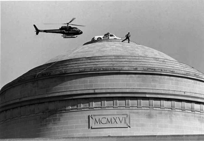 1992 年，把一辆警车弄到了校内地标建筑“大圆顶”上。此事惊动了临近的波士顿媒体，照片中媒体记者在直升机里现场直播。