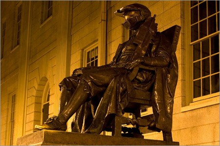 2007 年，为了纪念微软的热门游戏《Halo3》发售，几个 MIT 学生半夜潜入哈佛，给哈佛创始人（John Harvard）的雕像戴上头盔，装上机枪，变成《Halo 3》中的士官长形象。