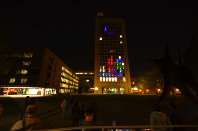 2012 年，把校内建筑 Green Building 的一面外墙搞成俄罗斯方块游戏的显示屏。而且这个显示屏还是动态的，恶作剧的始作俑者可以通过无线遥控玩这个“史上最大的俄罗斯方块”。