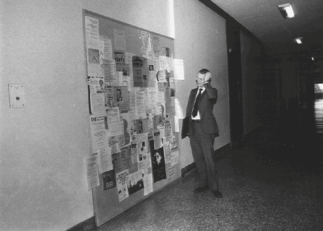 1990 年 10 月的某日，新任校长 Charles M. Vest 第一天去上班，竟然找不到自己的办公室。原来是某些学生戏弄他，把他办公室的门伪装成布告栏。